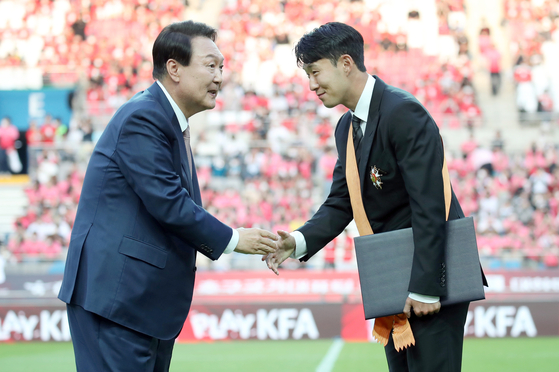 President Yoon Suk-yeol awards Son Heung-min the Cheongnyong Medal, Korea's highest sporting honor, at Seoul World Cup Stadium in Mapo district, western Soul on Thursday. [NEWS1]