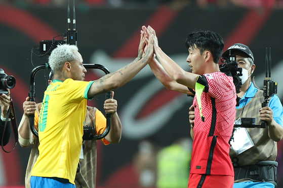Son Heung-min, right, and Neymar congratulate each other at the end of a friendly between Korea and Brazil at Seoul World Cup Stadium in Mapo district, western Soul on Thursday. [YONHAP]