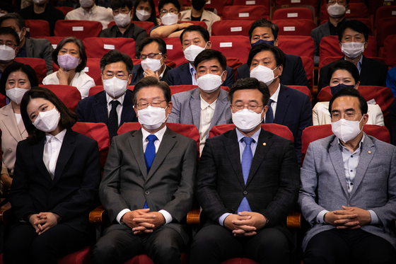 The Democratic Party (DP) leadership, including Lee Jae-myung, second from left, chairman of the DP election campaign committee, watch the results of the June 1 local elections and by-elections from a situation room in the National Assembly in Yeouido, western Seoul Wednesday night. [NEWS1]