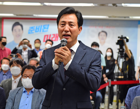 Seoul Mayor Oh Se-hoon speaks at the Press Center in central Seoul on Thursday after being assured of victory in the Seoul mayoral election. [JOINT PRESS CORPS]