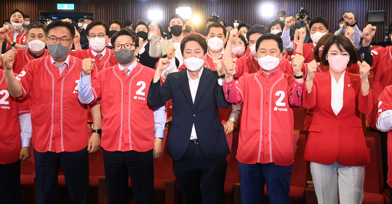 The People Power Party (PPP) leadership cheers as they monitor the results of the June 1 local elections and by-elections from a situation room in the National Assembly in Yeouido, western Seoul, Wednesday night. [JOINT PRESS CORPS]
