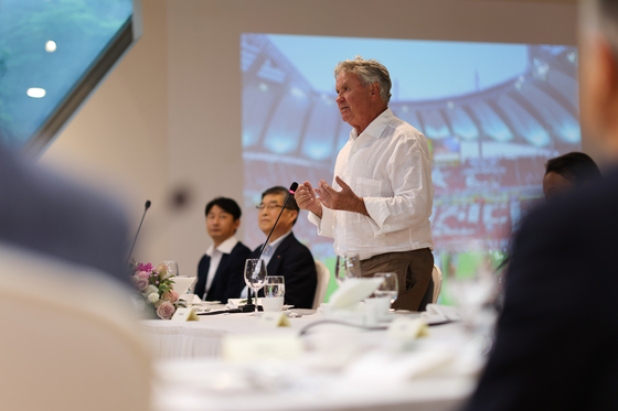 Guus Hiddink attends a 20th anniversary dinner of the opening of the 2002 Korea-Japan World Cup at the Asan Institute for Policies Studies in western Seoul on Sunday. [NEWS1]