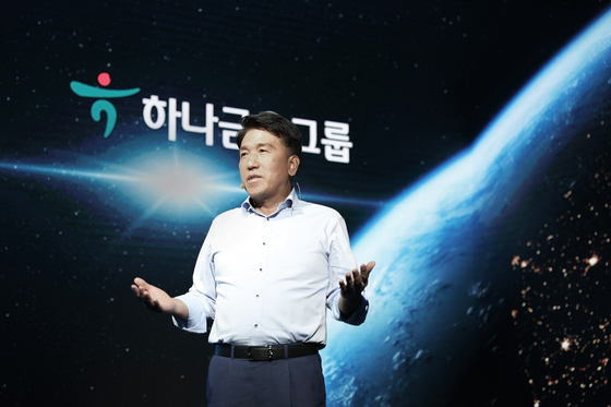 Hana Financial Group Chairman Ham Young-joo speaks about the company’s 2030 vision at an event held in central Seoul on Thursday. [HANA FINANCIAL GROUP] 