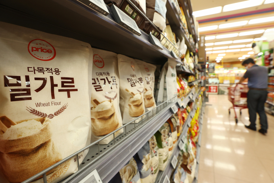 Flour sold at a grocery store in Seoul. Consumer price for the first time since 2008 rose more than 5 percent. Flour was one of the products that saw a sharp increase as it was 26 percent more expensive than a yer ago. [YONHAP]