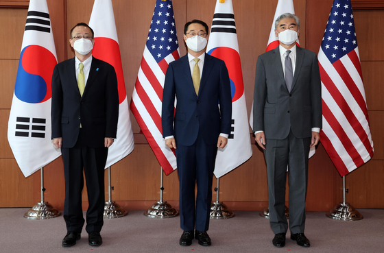 From left, Takehiro Funakoshi, director-general for Asian and Oceanian affairs bureau of Japan’s Foreign Ministry; Kim Gunn, special representative for Korean Peninsula peace and security affairs; and Sung Kim, U.S. special envoy for North Korea, in their meeting in Seoul on Friday. [YONHAP]