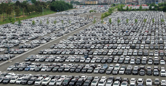 The parking lot in Everland is filled with cars paying a visit to the theme park for the weekend on Sunday in Yongin, Gyeonggi. Monday, June 6, is Memorial Day in Korea, a national holiday, when many families are expected to take a trip outside the capital. [NEWS1]