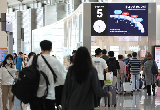 The departure hall at Incheon International Airport is crowded with passengers on Sunday. The government will lift a seven-day quarantine mandate for unvaccinated arrivals from overseas from Wednesday as part of its efforts to restore pre-pandemic normalcy.[YONHAP]