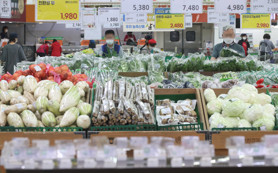 Prices of agricultural goods are rising in Korea. People shop for groceries at a discount mart in Seoul on May 25. [NEWS1] 