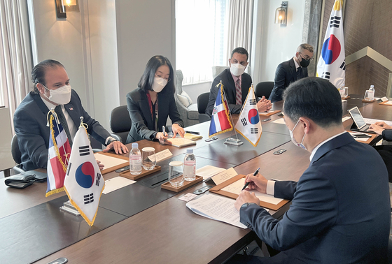 Hugo Rivera, vice minister for economic affairs and international cooperation of the Ministry of Foreign Affairs of the Dominican Republic, left, and his Korean counterpart, Jung Dae-jin, a director-general at the Ministry of Trade, Industry and Energy at the Lotte Hotel Seoul on Nov. 1, 2021. [YONHAP] 