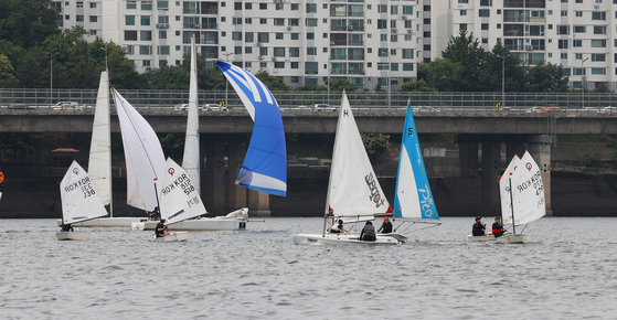 The Han River near Dongjak Bridge in southern Seoul is filled with yachts taking part in a competition, organized by the Korea Sailing Federation on Sunday. [YONHAP]