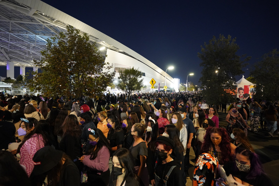 Fans wait outside the SoFi Stadium in Los Angeles to take part in the BTS concert on Nov. 29, 2021. [YONHAP]