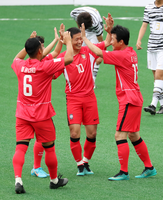 From left: Cho Won-hee, Ji So-yun, Lee Young-pyo and Lee Eul-yong celebrate after scoring for the Legends in a match on Sunday on an auxiliary pitch at Seoul World Cup Stadium in Mapo District, western Seoul. [NEWS1]