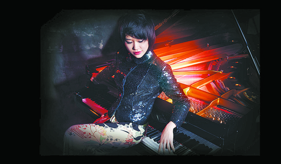 Chinese pianist Yuja Wang will be holding her first recital in Korea on June 19 at the Seoul Arts Center, southern Seoul. [JOONGANG ILBO]