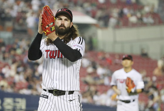 LG Twins starter Casey Kelly reacts after striking out Oh Tae-go of the SSG Landers in the seventh inning of a game on Friday at Jamsil Baseball Stadium in southern Seoul. The Twins won the game 7-1. [NEWS1]