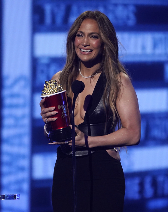Jennifer Lopez accepts the award for best song for ″On My Way (Marry Me)″ at the MTV Movie and TV Awards on Sunday at the Barker Hangar in Santa Monica, California.  [AP/YONHAP]