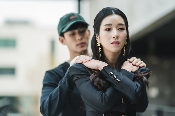  Actor Seo Yea-ji, front, and Kim Soo-hyun during a scene in the tvN series "It's Okay to Not Be Okay" (2020) [ILGAN SPORTS]