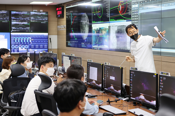 Local media tour KARI's satellite control center in Daejeon, Friday. [KARI]