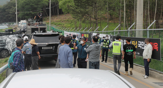 Conservative protesters hold a rally in front of President Moon Jae-in’s retirement home in Pyeongsan Village in Yangsan, South Gyeongsang on May 11, a day after he moved in. [NEWS1]
