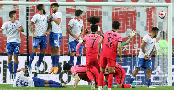 Son Heung-min, center, scores Korea’s second goal against Chile at Daejeon World Cup Stadium in Daejeon on Monday. [YONHAP]
