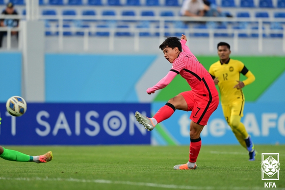 Cho Young-wook scores a goal during an AFC U-23 Asian Cup match against Malaysia at Lokomotiv Stadium in Tashkent, Uzbekistan on June 2. [YONHAP]