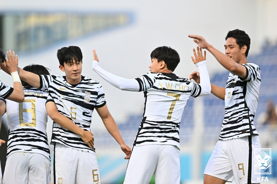 Cho Young-wook, second from right, celebrates after scoring a goal during an AFC U-23 Asian Cup match against Vietnam at Lokomotiv Stadium in Tashkent, Uzbekistan on Sunday. [YONHAP]