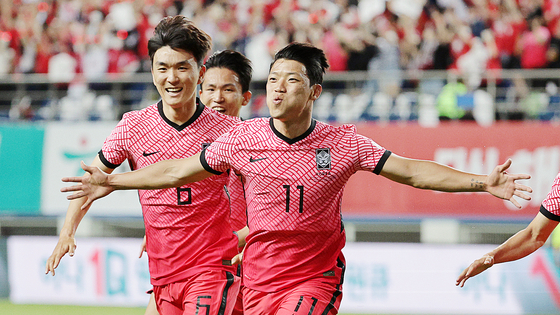 Hwang Hee-chan, center, celebrates after scoring Korea’s opening goal against Chile at Daejeon World Cup Stadium in Daejeon on Monday. [YONHAP]