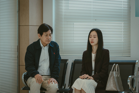 Seo Hyun-jin portrays a lawyer, a single mom, and a daughter of In-woo (portrayed by Ahn Sung-ki), who one day finds out that she's been diagnosed with Alzheimer's disease. [TRIPLE PICTURES]