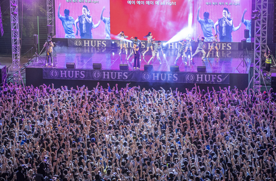 Singer PSY performs during the college festival of Hankuk University of Foreign Studies' Global Campus in Yongin, Gyeonggi on May 19. [CHOI YEONG-JAE]