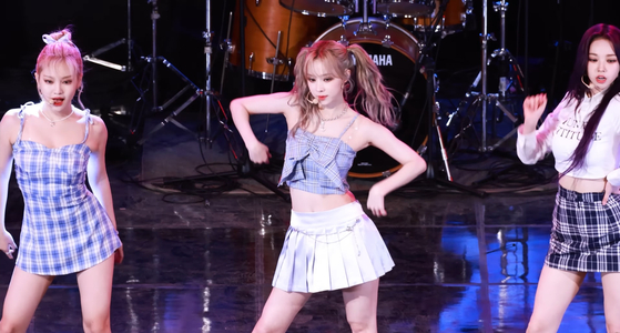 College concerts often become the talk of the town among the general public if a popular K-pop act performs. For instance, a video of girl group aespa’s Winter (center) performing at Hanyang University on May 26 went viral on YouTube and social media. [SCREEN CAPTURE]