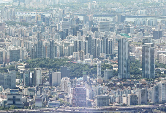 Korea had the fastest rising home prices among Asian countries in the first quarter. Seoul's apartment complexes and houses in Gangnam District are in view in this photo. [YONHAP]