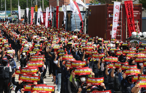 Members of the Cargo Truckers Solidarity strike at the Uiwang Inland Container Depot on Tuesday. [YONHAP]
