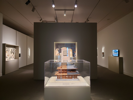 At the Smithsonian’s National Museum of Asian Art in Washington, Korea’s traditional roof tile ornament known as chimi, has come under the spotlight. The exhibit has been co-organized with the National Museum of Korea. [NATIONAL MUSEUM OF KOREA]