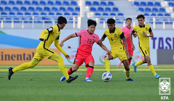 Lee Kang-in, second from left, dribbles past Malaysia at Lokomotiv Stadium in Tashkent, Uzbekistan on June 2 during an AFC U-23 Asian Cup match. [NEWS1]