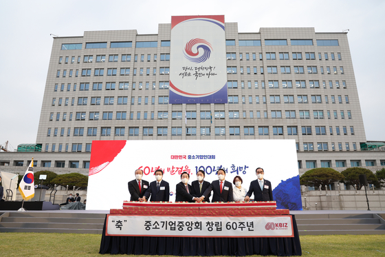 President Yoon Suk-yeol takes part in an event celebrating small and medium-sized businesses on the lawn in front of the presidential office in Yongsan District, central Seoul, on May 25. [NEWS1]