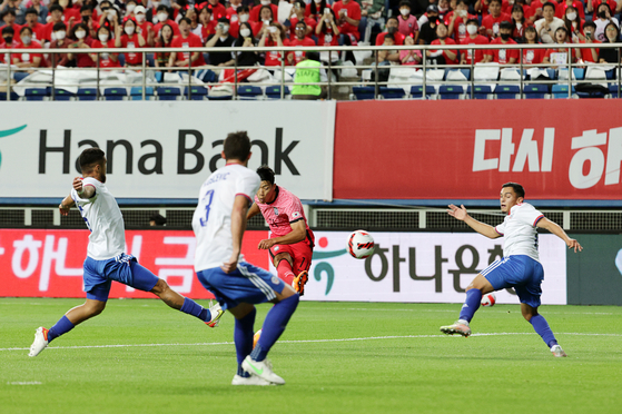 Hwang Hee-chan, center, scores Korea’s opening goal against Chile at Daejeon World Cup Stadium in Daejeon on Monday. [YONHAP]
