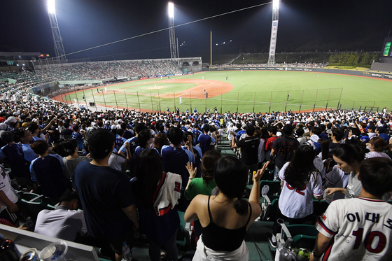 A packed crowd watches the 2018 KBO All-Star game at Ulsan Munsu Baseball Stadium in Ulsan. [JTBC]