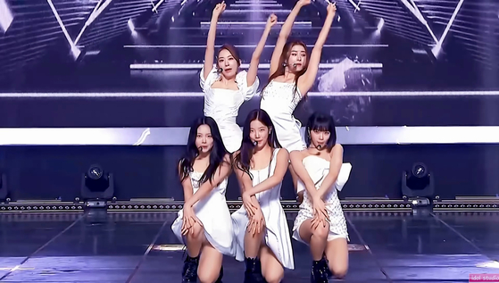 Five members of Le Sserafim has been performing "Fearless" on music shows without Kim ever since her scandal escalated. [SCREEN CAPTURE]