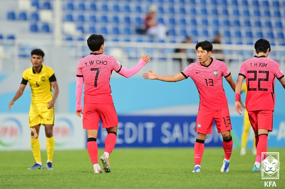Cho Young-wook, center, celebrates with Lee Kang-in after scoring a goal during an AFC U-23 Asian Cup match against Malaysia at Lokomotiv Stadium in Tashkent, Uzbekistan on June 2. [YONHAP]
