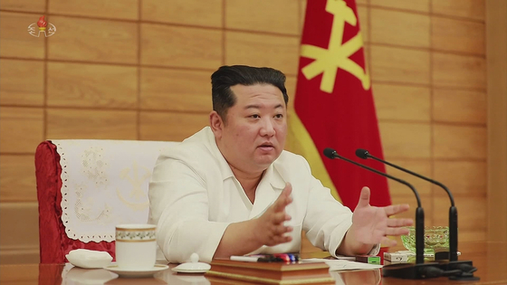  North Korean leader Kim Jong-un presides over a Politburo meeting on May 29 at the headquarters of the Central Committee of the Workers’ Party of Korea in Pyongyang. [YONHAP]