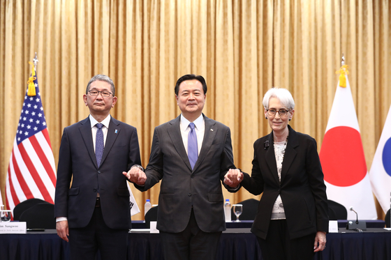From left, Japanese Vice Minister for Foreign Affairs Takeo Mori, First Vice Foreign Minister Cho Hyun-dong and U.S. Deputy Secretary of State Wendy Sherman meet in Seoul on Wednesday. [YONHAP]
