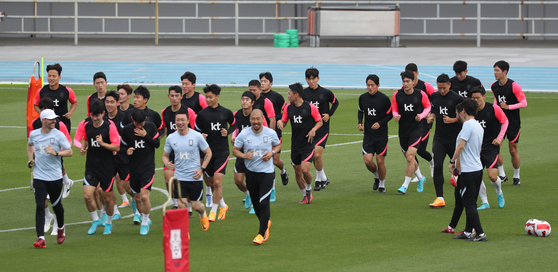 The Korean national football team trains at Suwon World Cup Stadium in Suwon, Gyeonggi on Wednesday. Korea will take on Paraguay in an international friendly at the stadium at 8 p.m. on Thursday. [NEWS1]