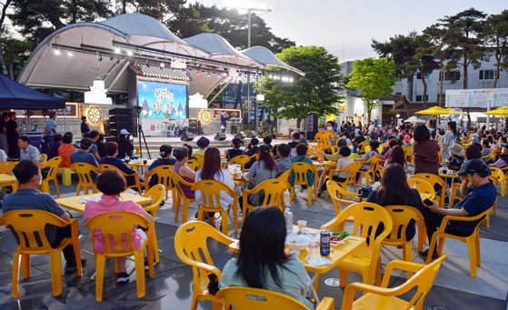 Gongju, South Chungcheong, holds the Gongju Sanseong Market Drink Night in the Gongju Sanseong Market Cultural Park until Oct. 29, the city announced Wednesday. [YONHAP]