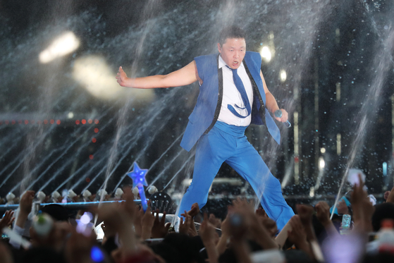 Singer PSY performs during a run of ″The Water Show″ in 2018. [YONHAP]