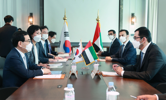 Minister of Trade, Industry and Energy Lee Chang-yang, left, holds a meteting with UAE's Minister of Industry and Advanced Technology and Abu Dhabi National Oil Company CEO Sultan Ahmed Al-Jaber at Lotte Hotel in Seoul on Wednesday. [MINISTRY OF TRADE INDUSTRY AND ENERGY] 