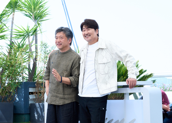 Director Hirokazu Kore-eda and actor Song Kang-ho pose for photos at the 75th Cannes International Film Festival for the film "Broker." [CJ ENM]                