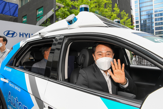 Seoul Mayor Oh Se-hoon was the first passenger of the RoboRide Thursday. [HYUNDAI MOTOR]