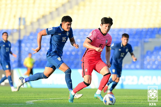 Go Jae-hyeon, right, dribbles past a Thai player in an AFC U-23 Asian Cup group stage game between Korea and Thailand at Pakhtakor Stadium in Tashkent, Uzbekistan on Wednesday. Go scored the only goal in the 1-0 win. [NEWS1]