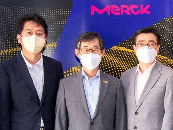 From left: Chung Do-young, director-general for economic planning at the Gyeonggi Provincial Government; Kim Woo-kyu, managing director at Merck Korea; and Choi Won-yong, deputy mayor of Pyeongtaek City pose for photos during a completion ceremony of Merck Korea's organic light-emitting diode (OLED) facility construction in Gyeonggi on Wednesday. [MERCK KOREA]