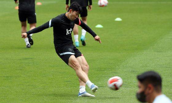 Son Heung-min tries a shot during training with the Korean national football team at Suwon World Cup Stadium in Suwon on Thursday. Korea will face Paraguay at the stadium on Friday. [YONHAP]