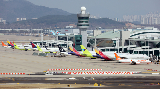 Airplanes wait at gates at Incheon International Airport. [YONHAP]